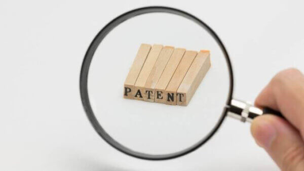 特許審査において、発明の進歩性はどのように判断しますか？判断手法とそのフローについて